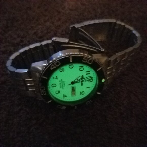 Wilson Glow in the Dark Watch Men's new battery - Picture 3 of 6